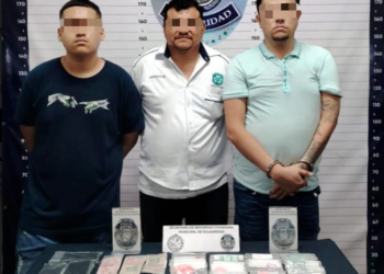 Al intentar huir se les caen envoltorios con drogas 