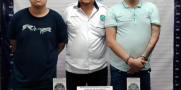 Al intentar huir se les caen envoltorios con drogas 