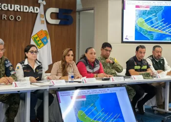 Mantiene Centro de Mando el seguimiento del huracán "Beryl"