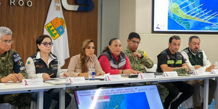 Mantiene Centro de Mando el seguimiento del huracán "Beryl"