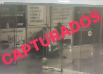 Detienen a los dos taxistas que agredieron y extorsionaron a operador de plataforma en aeropuerto de Cancún