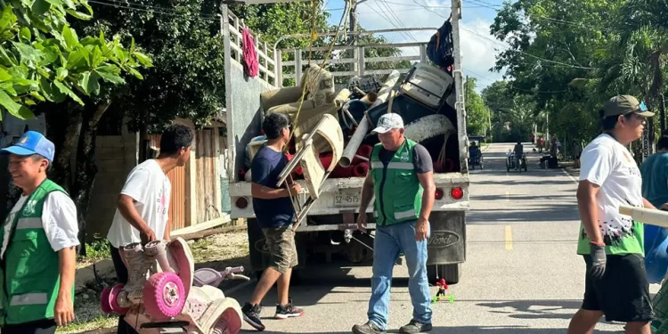 Retiran objetos que representen riesgo de las calles y casas de Puerto Morelos