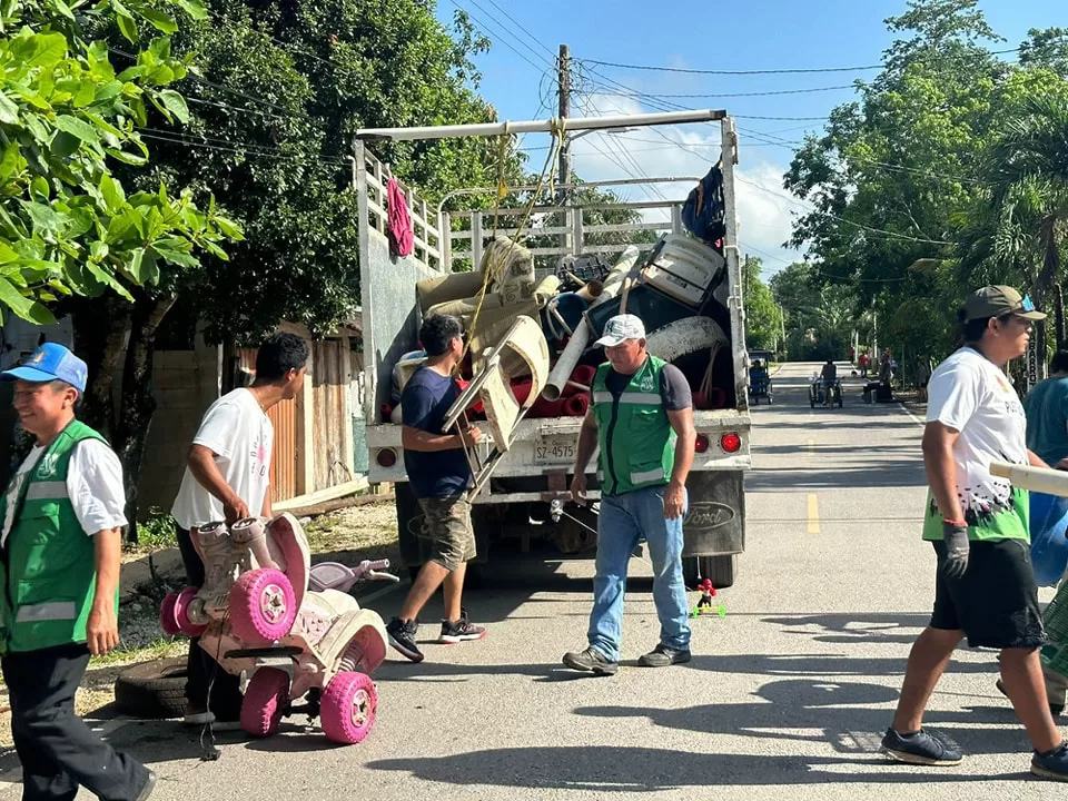 Retiran objetos que representen riesgo de las calles y casas de Puerto Morelos