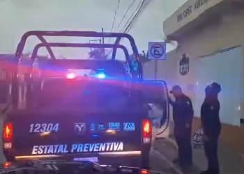 Rescate oportuno de una familia cuyo techo de vivienda fue arrancado por el huracán