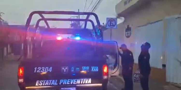 Rescate oportuno de una familia cuyo techo de vivienda fue arrancado por el huracán