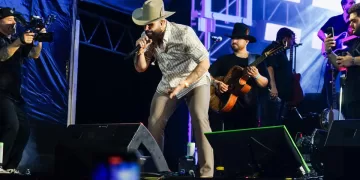 Vibra la Plaza 28 de Julio con Carín León