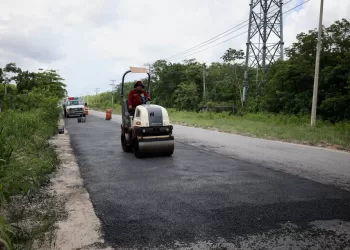 Rehabilitan carpeta asfáltica en la carretera de entrada y salida Cancún-Valladolid