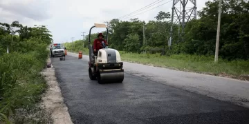 Rehabilitan carpeta asfáltica en la carretera de entrada y salida Cancún-Valladolid
