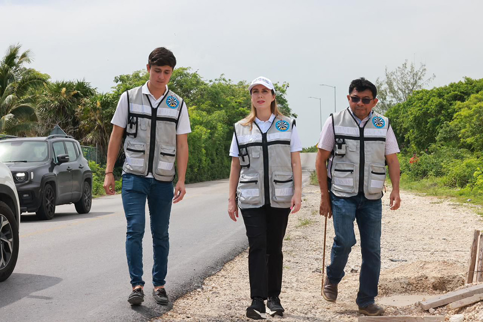 Atenea Gómez supervisa la obra del alumbrado público de Costa Mujeres