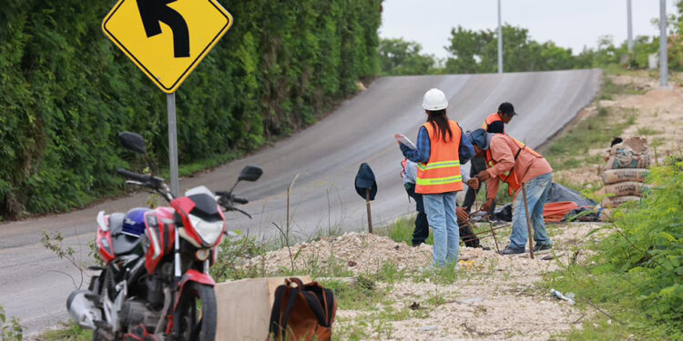 Atenea Gómez supervisa la obra del alumbrado público de Costa Mujeres