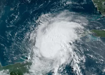 “Beryl” mantiene dirección a Texas