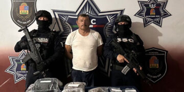 Taxista es sorprendido con un maletín repleto de bolsitas con marihuana
