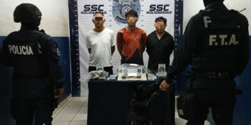 Asegurados tres individuos en un retén de Playa del Carmen, llevaban droga y un arma