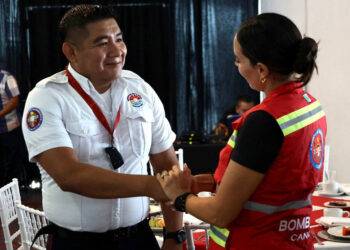 Elogia Ana Paty a los Bomberos de Cancún por su profesionalismo