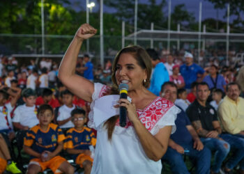 Inaugura Mara Lezama las nuevas canchas de pasto sintético en la SM. 21 de Cancún