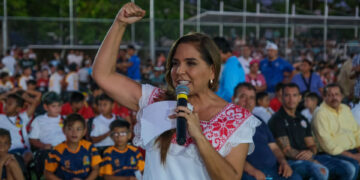 Inaugura Mara Lezama las nuevas canchas de pasto sintético en la SM. 21 de Cancún