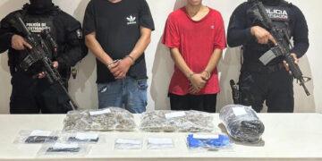 Par de narcomenudistas detenidos con más de 200 dosis de drogas