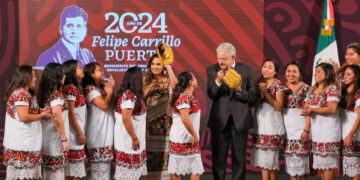 Mara Lezama acude a “la mañanera” en compañía de “Las Diablillas de Hondzonot”