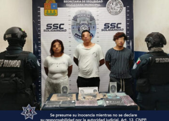 Sorprenden a tres narcomenudistas con droga y un arma