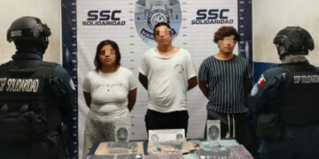 Sorprenden a tres narcomenudistas con droga y un arma