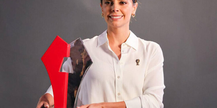 Ana Paty recibe premio nacional por regularización de colonias de Cancún