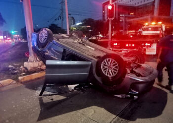 Aparatosa colisión en las avenidas Tulum y Nichupté deja un lesionado