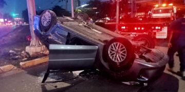 Aparatosa colisión en las avenidas Tulum y Nichupté deja un lesionado