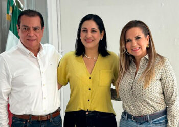 Arturo Castro, coordinador del equipo de recepción por parte de la alcaldesa electa Estefanía Mercado, quien aparece enmedio y a la derecha Lilí Campos