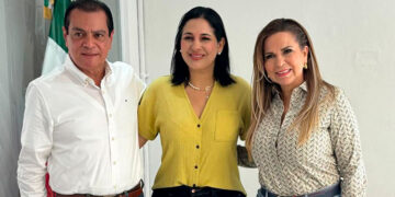 Arturo Castro, coordinador del equipo de recepción por parte de la alcaldesa electa Estefanía Mercado, quien aparece enmedio y a la derecha Lilí Campos