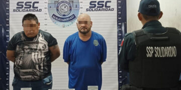 Par de sujetos capturados en Playa del Carmen con un paquete con cocaína