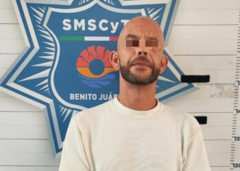 Tras orinar en la vía pública arremete a patadas a los policías