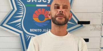 Tras orinar en la vía pública arremete a patadas a los policías
