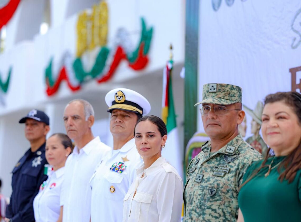 Inician las Fiestas Patrias en Cancún con ceremonia de izamiento de la bandera