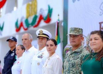 Inician las Fiestas Patrias en Cancún con ceremonia de izamiento de la bandera