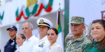 Inician las Fiestas Patrias en Cancún con ceremonia de izamiento de la bandera
