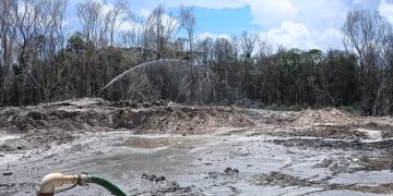 Luego de un mes, apagan incendio cerca de fraccionamiento en Playa del Carmen