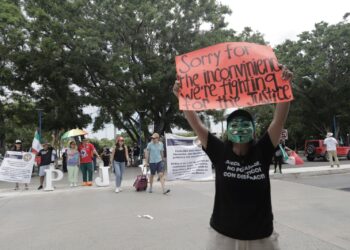 Llegan al aeropuerto de Cancún protestas ciudadanas contra la reforma al Poder Judicial
