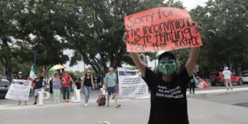 Llegan al aeropuerto de Cancún protestas ciudadanas contra la reforma al Poder Judicial