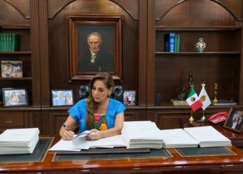 Mara Lezama firma las escrituras de la Colosio