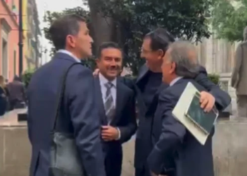Reaparece panista Yunes Márquez en el Senado con abrazo morenista