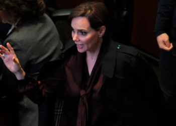 Lilly Téllez lanza monedas a Miguel Ángel Yunes Linares, comparándolo con Judas en el Senado