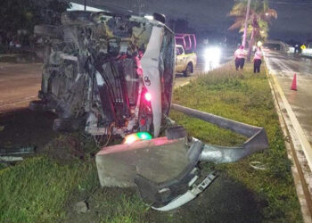 Pierde el control de su auto frente a Lagos del Sol y se estrella con un poste