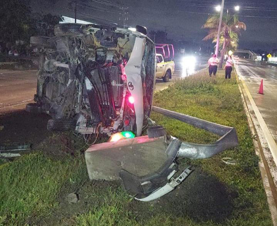 Pierde el control de su auto frente a Lagos del Sol y se estrella con un poste