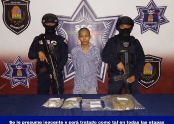 Al salir intempestivamente evita estrellarse con una patrulla y se le caen bolsas con droga