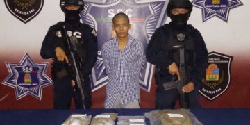 Al salir intempestivamente evita estrellarse con una patrulla y se le caen bolsas con droga