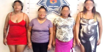 Cuatro mujeres golpean a un hombre en Cancún para robarle