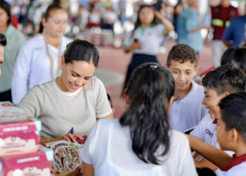 Recibirán gratuitamente 122 mil estudiantes tenis en Cancún