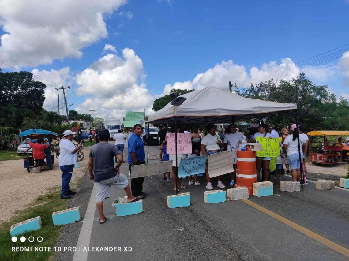 Bloquean autopista Cancún-Mérida por la detención de un joven acusado violación