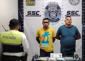 Detienen a dos sujetos por manipular cajero automático en Playa