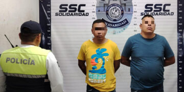 Detienen a dos sujetos por manipular cajero automático en Playa